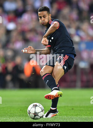 Madrid, Spain. 27th Apr, 2016. Munich's Thiago during the Champions League semi-final match between Atletico Madrid and Bayern Munich in Vicente Calderon Stadium in Madrid, Spain, 27 April 2016. Photo: PETER KNEFFEL/dpa/Alamy Live News Stock Photo