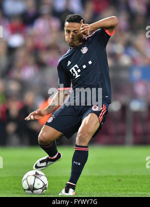 Madrid, Spain. 27th Apr, 2016. Munich's Thiago during the Champions League semi-final match between Atletico Madrid and Bayern Munich in Vicente Calderon Stadium in Madrid, Spain, 27 April 2016. Photo: PETER KNEFFEL/dpa/Alamy Live News Stock Photo