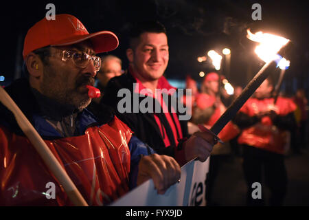 Staff members of car maker Ford take part in a warning strike during the late shift at the company's manufacturing premises in Cologne, Germany, 29 April 2016.  German workers union IG Metall (IGM) has launched nationwide warning strikes on Friday 29 April, following the fruitless tariff negotiations with employers in Germany's metal and electronics manufacturing industries. The deadline for the duty not to engage in industrial action, which according to German labour law, prohibits strikes and further industrial actions, had expired at midnight. Photo:  Federico Gambarini/dpa Stock Photo