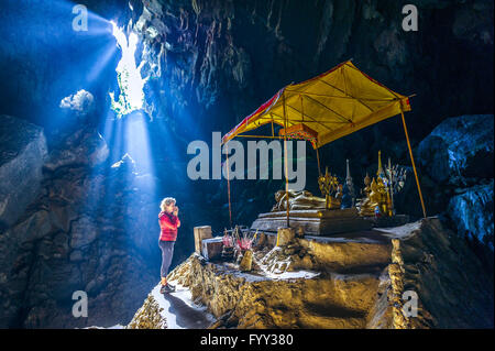 Asia. South-East Asia. Laos. Province of Vang Vieng. Reclining Buddha withing the Tham Phu Kham cave. Stock Photo