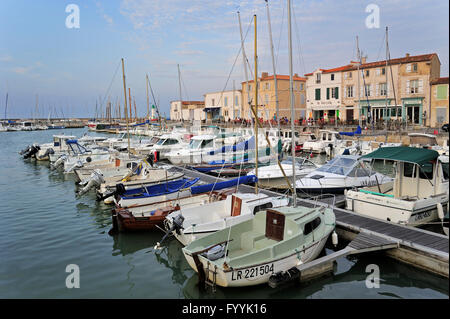 Pleasure boats and restaurants in the port at La Flotte-en-Ré / La Flotte on the island Ile de Ré, Charente-Maritime, France Stock Photo