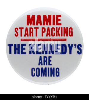 A 1960 humorous US presidential campaign button that makes reference to First Lady Mamie Eisenhower – “Mamie Start Packing' Stock Photo