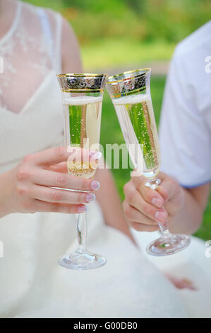 hand the bride and groom with glasses of champagne Stock Photo