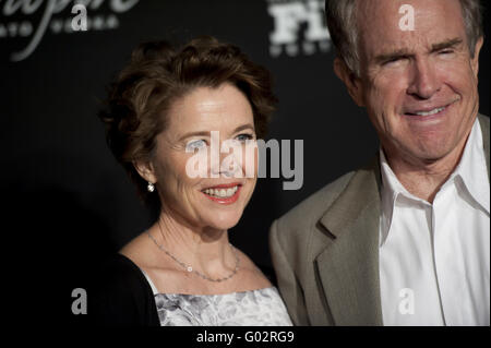 Annette Bening and husband walks the red carpet Stock Photo
