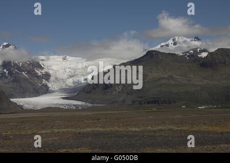 Hvannadalshnúkur and Svínafellsjökull. Hvannadalshnúkur (2110m) is the highest peak in Iceland. Svínafellsjökull is one of Stock Photo