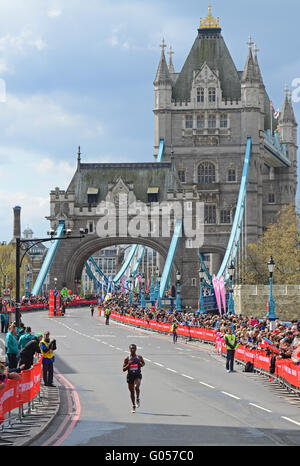 The 2016 Virgin Money London Marathon at Tower Hill.Lemma, Sisay (ETH) finished 7th. Tower Bridge behind Stock Photo