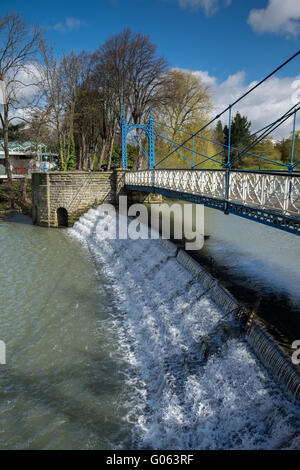 The Mill Bridge over weir on the River Leam in Leamington Spa, Warwickshire Stock Photo