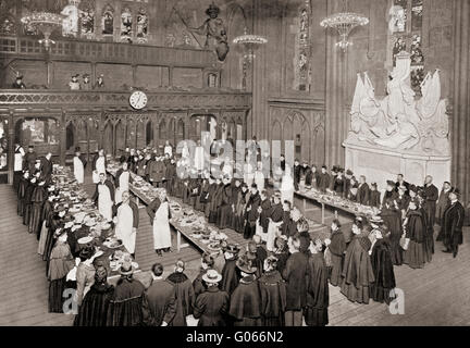 Leftovers from the annual Lord Mayor's banquet being distributed to the less fortunate, Guildhall, London, England c. 1903. Stock Photo