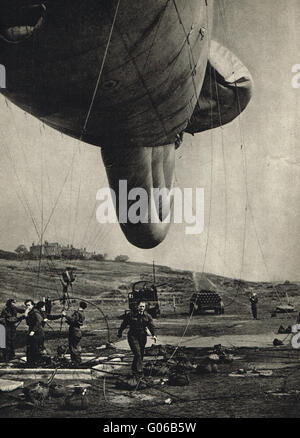 WW2 Women at war WAAF women handling barrage balloons Stock Photo