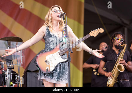 New Orleans, Louisiana, USA. 28th Apr, 2016. Musician SUSAN TEDESCHI of Tedeschi Trucks Band performs live during the New Orleans Jazz & Heritage Festival at Fair Grounds Race Course in New Orleans, Louisiana © Daniel DeSlover/ZUMA Wire/Alamy Live News Stock Photo