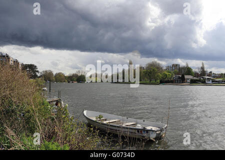 Kingston upon Thames, SW London, UK. 29th April 2016.  A large rain cloud passes over the Thames at Kingston on an afternoon of sunshine and showers in SW London Credit:  Julia Gavin UK/Alamy Live News Stock Photo
