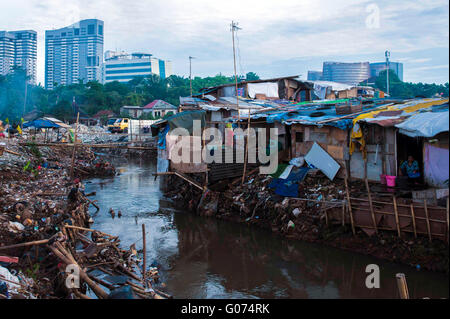 South Jakarta, Indonesia. 23rd Apr, 2016. Slum area in Jakarta. In just three generations, population has exploded from 2 million to 13 million people, in suburbs. Many of the poorest neighborhoods are near the city trash-filled, where there are about 2.3 million children aged 7-15 years who live in poverty and are not in school. © Yuan Adriles/Pacific Press/Alamy Live News Stock Photo