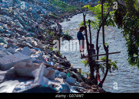 South Jakarta, Indonesia. 23rd Apr, 2016. Slum area in Jakarta. In just three generations, population has exploded from 2 million to 13 million people, in suburbs. Many of the poorest neighborhoods are near the city trash-filled, where there are about 2.3 million children aged 7-15 years who live in poverty and are not in school. © Yuan Adriles/Pacific Press/Alamy Live News Stock Photo