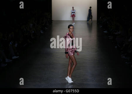 Sao Paulo, Brazil. 29th Apr, 2016. Models present creations by Wagner Kallieno during the Sao Paulo Fashion Week in Sao Paulo, Brazil, on April 29, 2016. Credit:  Rahel Patrasso/Xinhua/Alamy Live News Stock Photo