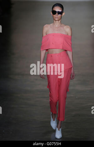 Sao Paulo, Brazil. 29th Apr, 2016. A model presents a creation by Wagner Kallieno during the Sao Paulo Fashion Week in Sao Paulo, Brazil, on April 29, 2016. Credit:  Rahel Patrasso/Xinhua/Alamy Live News Stock Photo