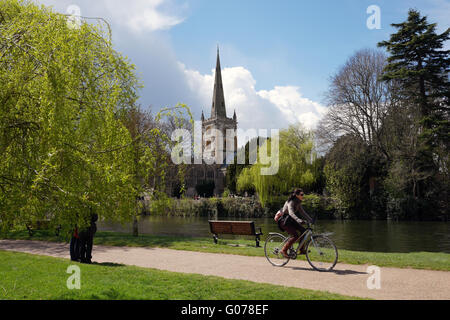 Stratford-upon-Avon, England, UK; 30th April, 2016. A lovely day to be down by the River Avon, with Holy Trinity church in the background. Credit:  Andrew Lockie/Alamy Live News