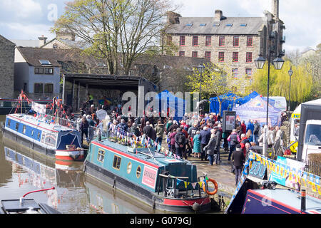 Skipton,Yorkshire,Uk. 30th April 2016. Despite the ever changing weather, which has seen sunshine, hail, sleet and rain in the space of an hour. People still make there way to skipton for the annual waterway festival. Credit: Neil Porter / Alamy Live News Stock Photo