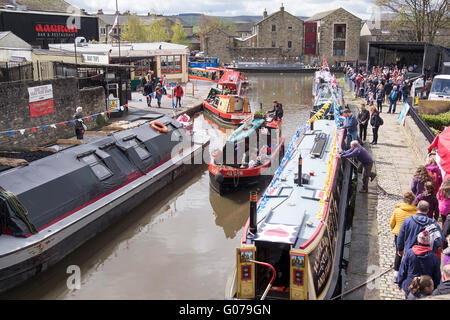 Skipton,Yorkshire,Uk. 30th April 2016. Children take a boat trip put on by Pennine Boat trips in skipton for the annual waterway festival. Credit: Neil Porter / Alamy Live News Stock Photo