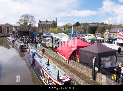 Skipton,Yorkshire,Uk. 30th April 2016. Despite the ever changing weather, which has seen sunshine, hail, sleet and rain in the space of an hour. People still make there way to skipton for the annual waterway festival. Credit: Neil Porter / Alamy Live News Stock Photo