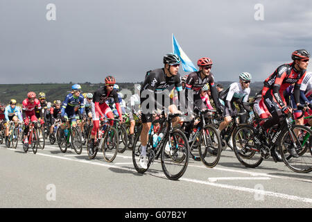 Harewood, England 30th April 2016. the main peloton climbs towards the summit of Cote de Harewood over a minuite behind the lead riders Credit: Dan Cooke/Alamy Live News Stock Photo