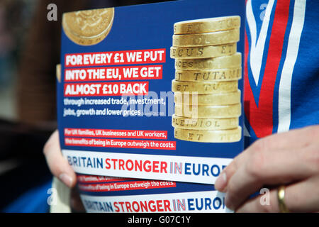 North London, 30 April 2016 - Campaign leaflet. Campaigners for Britain Stronger In Europe out in Harringay, North London. Credit:  Dinendra Haria/Alamy Live News Stock Photo