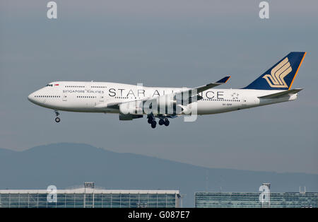 Singapore Airlines Boeing 747-412 9V-SPP landing Stock Photo