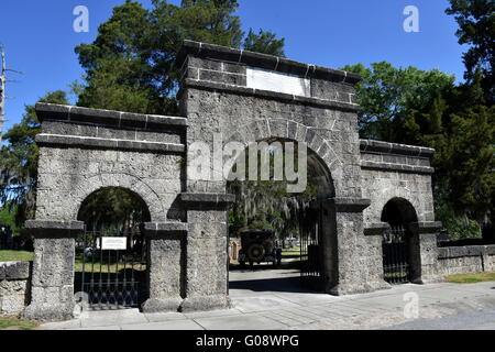 New Bern, North Carolina: Weeping Arch Gate at historic Cedar Grove Cemetery on Queen Street Stock Photo