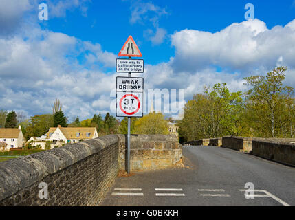 Sign - Weak Bridge - on old bridge over the River Nene, Wansford, Cambridgeshire, England UK Stock Photo