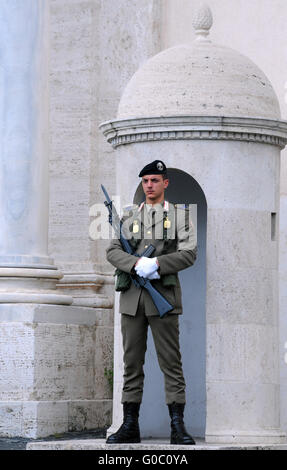 Sentry at the Quirinal Palace in Rome Italy Stock Photo - Alamy