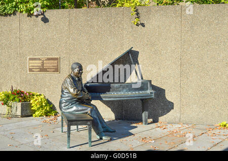 Ottawa, Canada - June 30, 2015: New monument honoring Canadian jazz great Oscar Peterson is unveiled by Queen Elizabeth outside Stock Photo