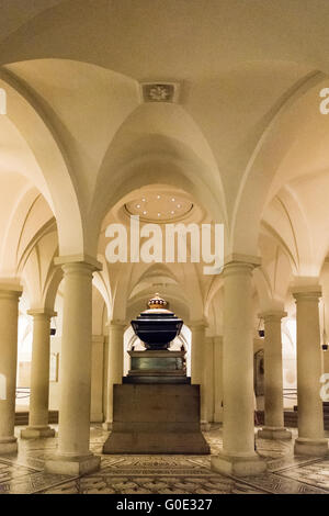 Lord Nelson's sarcophagus in the crypt of St Paul's Cathedral surrounded by Tuscan pillars Stock Photo