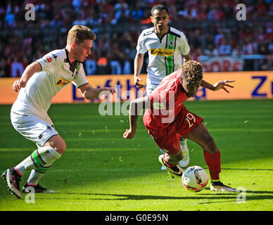 Munich, Germany. 30th Apr, 2016. Bayern Munich's Kingsley Coman (R) controls the ball during the German first division Bundesliga football match against Moenchengladbach in Munich, Germany, on April 30, 2016. The match ended 1-1. © Philippe Ruiz/Xinhua/Alamy Live News Stock Photo