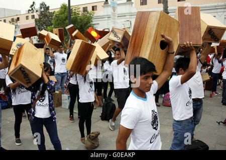 Lima, Peru. 30th Apr, 2016. Residents take part in the 9th Cajon International Festival at Paseo de Aguas, district of Rimac, in Lima, Peru, on April 30, 2016. The canival, which is held from April 28 to May 1, is a festival focused in the cajon, a Peruvian percussion instrument of Afro-Peruvian origin. © Luis Camacho/Xinhua/Alamy Live News Stock Photo