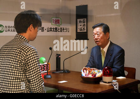 Chiba, Japan. 30th Apr, 2016. Japan's opposition People's Life Party leader Ichiro Ozawa has dialogue with a visitor during the Niconico Chokaigi in Chiba on Saturday, April 30, 2016. Some 150,000 visitors enjoyed over 100 booths including games, hobbies, sports, politics as well as Japan's sub cultures at the two-day offline meeting sponsored by Japan's video sharing website 'Niconico Douga'. © Yoshio Tsunoda/AFLO/Alamy Live News