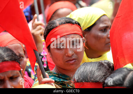 Dhaka, Bangladesh. 1st May, 2016. Garment workers and activists attend a procession to mark May Day or International Workers Day in Dhaka, Bangladesh on 1st May, 2016. Activists around the world mark international workers' day with marches demanding better working conditions, more jobs and higher wages. Credit:  Rehman Asad/Alamy Live News Stock Photo