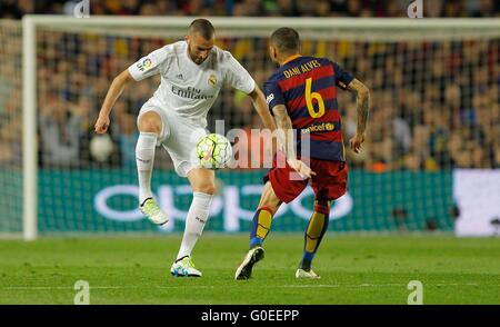 02.04.2016. Nou Camp, Barcelona, Spain, La Liga football. FC Barcelona versus Real Madrid in El Classico.  Karim Benzema (Real) challenged by Dani Alves Stock Photo