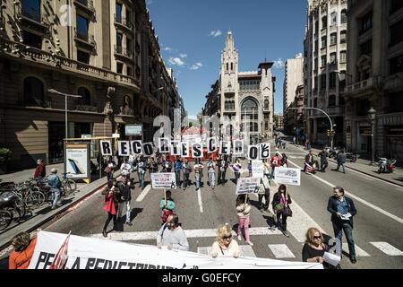 Barcelona, Catalonia, Spain. 1st May, 2016. Called by the mayor unions CC.OO and UGT, thousands march through the city center of Barcelona to protest against social poverty and for dignified working conditions and wages on 1st of May. © Matthias Oesterle/ZUMA Wire/Alamy Live News Stock Photo