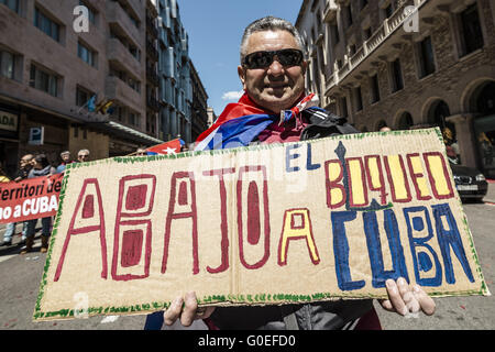 Barcelona, Catalonia, Spain. 1st May, 2016. A Cuban immigrant with his placard against the boycott participates in the march of thousands through the city center of Barcelona to protest against social poverty and for dignified working conditions and wages on 1st of May. © Matthias Oesterle/ZUMA Wire/Alamy Live News Stock Photo