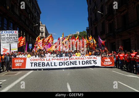 Barcelona, Catalonia, Spain. 01st May, 2016. The both biggest trade ubions of Spain UGT and CCOO demonstrating during 1st May festivities. CCOO are the communist Workers Commissions, Comissiones Obreras. UGT is the General Union of Workers, Union General de Trabajadores. Demonstrators holding a banner for better work conditions and against social poverty. Karl Burkhof/Alamy Live News Stock Photo