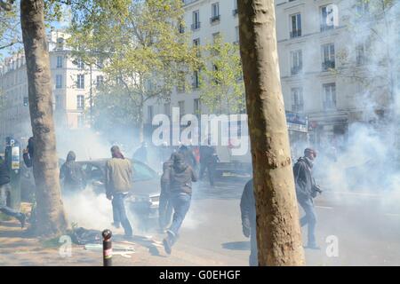 Paris, France. 1 May 2016. Protesters flee as police fire teargas into the crowd. Credit: Marc Ward/Alamy Live News Stock Photo