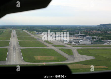 Approaching runway 33 at the Euroairport Basle-Mulhouse-Freiburg Stock Photo