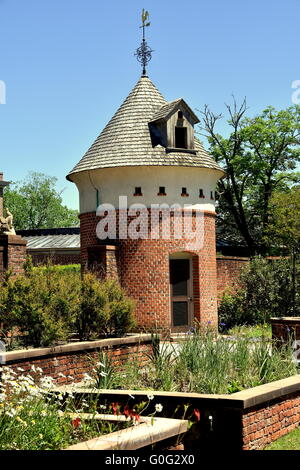 New Bern, North Carolina: Raised brick planting beds with dovecote in the gardens at 1770 Tryon  Palace Stock Photo