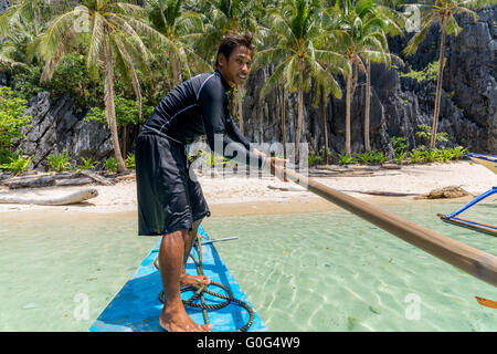 Boatman on a traditional banca boat on the departure from Snake Island, Bacuit Archipelago, El Nido, Palawan, Philippines Stock Photo