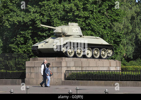 Tank, Soviet War Memorial, Strasse des 17. Juni, Grosser Tiergarten, Tiergarten, Berlin, Germany / Sowjetisches Ehrenmal, Street of the 17th of June Stock Photo