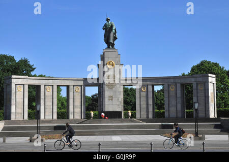 Statue of the Red Army soldier, Soviet War Memorial, Grosser Tiergarten, Tiergarten, Berlin, Germany / Sowjetisches Ehrenmal, Die Statue des Rotarmisten Stock Photo