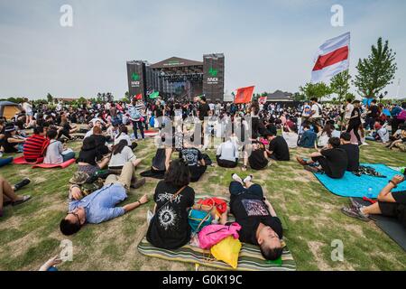 Suzhou, China's Jiangsu Province. 1st May, 2016. Music fans take a break at Taihu Midi Festival in Suzhou, east China's Jiangsu Province, May 1, 2016. The three-day musical event has attracted thousands of fans during the May Day holidays. © Yan Min/Xinhua/Alamy Live News Stock Photo