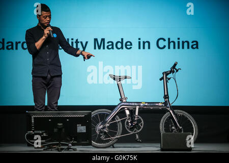 Berlin, Germany. 2nd May, 2016. Zhang Xiangdong (R), co-founder and CEO of 700Bike, speaks during the special session 'How is Technology Innovations Driving Changes in China' of the 10th 're:publica' internet conference in Berlin, Germany, on May 2, 2016. Over 700 speakers from 60 countries and regions and some 8,000 participants would gather at the 10th 're:publica' internet conference, which annually takes place in Berlin. Credit:  Zhang Fan/Xinhua/Alamy Live News Stock Photo