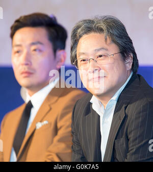 Ha Jung-woo and Park Chan-wook, May 2, 2016 : South Korean actor Ha Jung-woo (L) and director Park Chan-wook attend a press conference for their film, 'The Handmaiden' in Seoul, South Korea. The thriller was invited for the main competition category of the 69th Cannes Film Festival which will be held in Cannes from May 11-22. The movie was adapted from Sarah Waters' novel Fingersmith. Credit:  Lee Jae-Won/AFLO/Alamy Live News Stock Photo