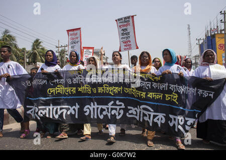 Savar, Dhaka, Bangladesh. 24th Apr, 2016. Activists and relatives of victims of the Rana Plaza building collapse attend a protest rally wearing white burial shrouds, as they demand proper compensation of the lives of their relatives during a memorial ceremony marking the third anniversary of the collapse of the eighty-story building in Savar, Bangladesh, 24 April 2016.Bangladesh is one of the leading garment manufacturing countries in the world but most of the factories lack the basic amenities where our garment workers sweat their brows from morning to evening to earn our countries the maj Stock Photo