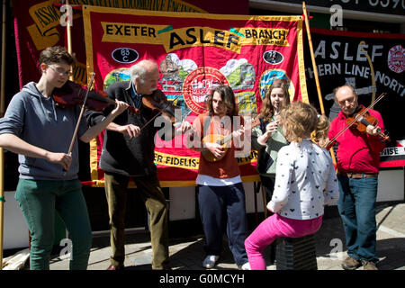 Mayday 2016. Clerkenwell. Soas ceilidh band play in front of a trade union banner. International Workers Day. Stock Photo